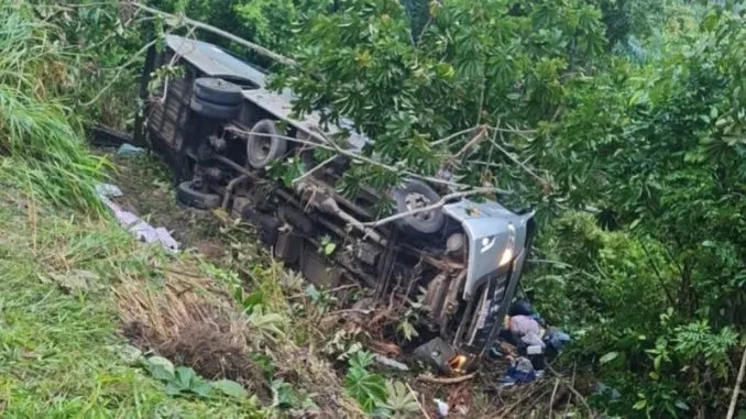 Quatro pessoas morrem e 10 ficam feridas após ônibus cair em ribanceira