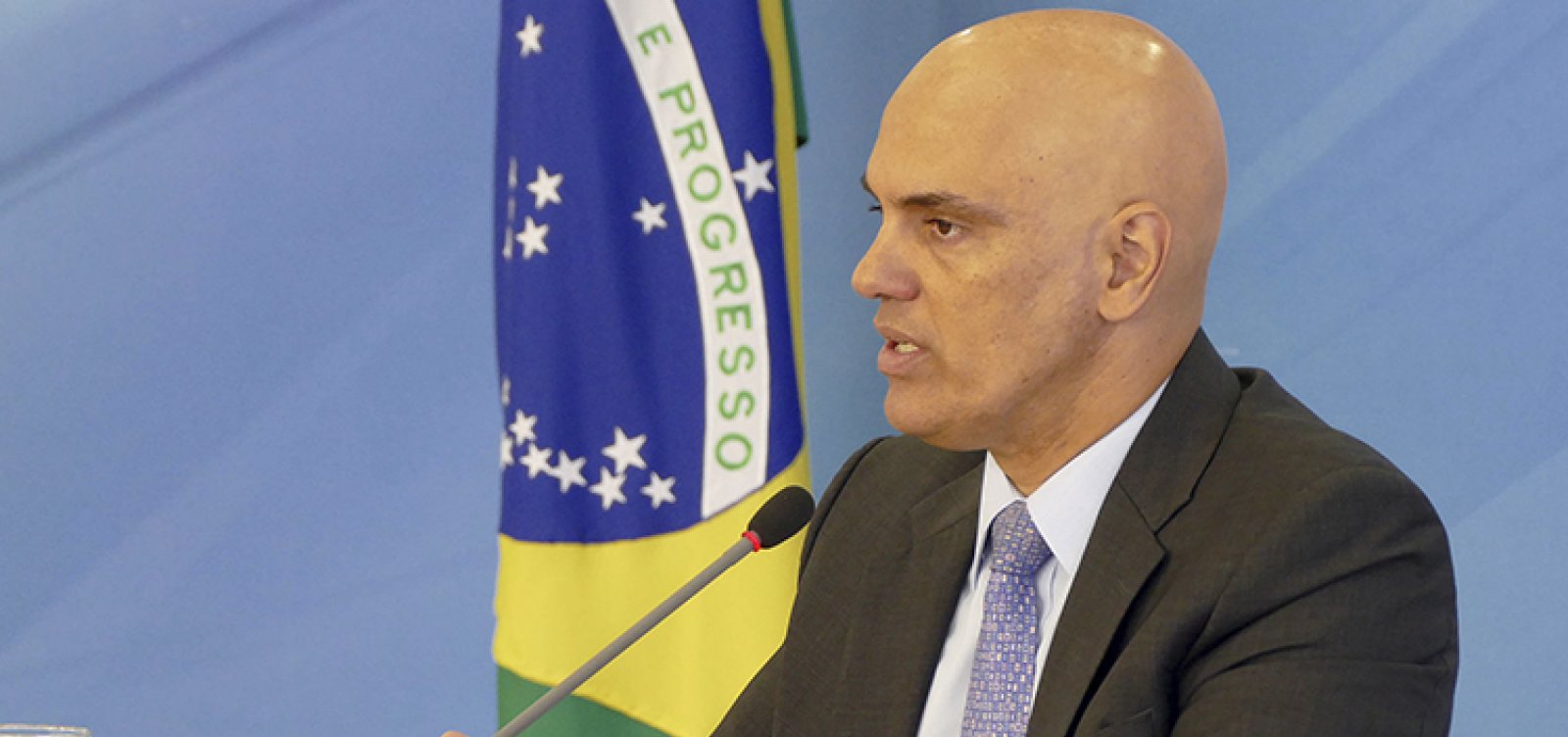 Moraes mantém X suspenso após rede depositar pagamento de multas em conta errada