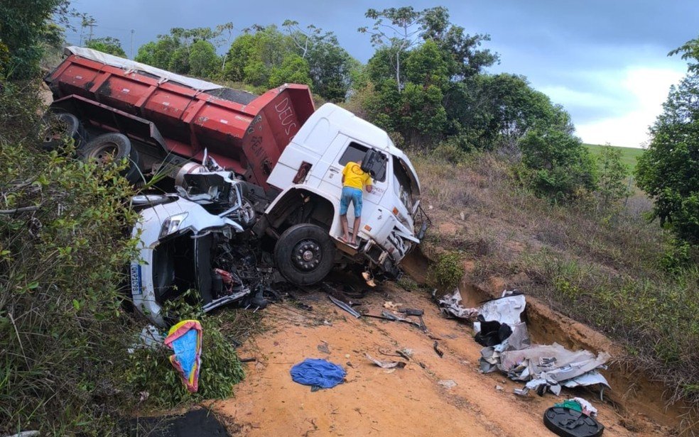 Quatro pessoas da mesma família morrem após batida entre caminhão e dois carros na BA-099